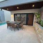 El Mar Villa *
